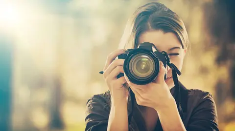 Una turista saca una fotografía a un monumento ARCHIVO