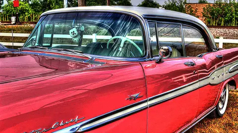 Un veh&iacute;culo Pontiac aparcado en una zona de Estados Unidos.