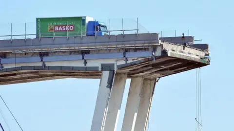 La imagen del camión de los supermercados Basko al borde del precipicio