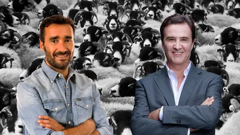 Juanma Casta&ntilde;o y Jos&eacute; Ram&oacute;n de la Morena sobre un montaje. 