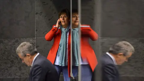 Uxue Barkos, presidenta del Gobierno de Navarra, habla por teléfono en el Parlamento de Navarra. PABLO LASAOSA