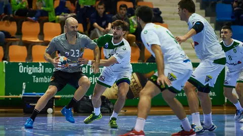 El Helvetia Anaitasuna y el Liberbank Cuenca se enfrentan en partido de la octava jornada de la Liga Asobal. MIGUEL OSÉS 15