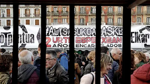 GRAF882. PAMPLONA, 17/11/2018.- Familiares, amigos y simpatizantes de los siete vecinos de Alsasua encarcelados por agredir hace dos a&ntilde;os a dos guardias civiles y sus parejas en Alsasua han vuelto a pedir hoy en Pamplona su excarcelaci&oacute;n con una concentraci&oacute;n en la que se ha le&iacute;do una carta en la que los j&oacute;venes han agradecido el apoyo. EFE/Villar L&oacute;pez