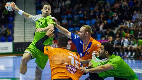 El Helvetia Anaitasuna se enfrenta al Balonmano Benidorm en partido de la duodécima jornada de la Liga Asobal. MIGUEL OSÉS 12