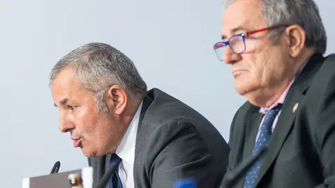 Luis Sabalza, presidente de Osasuna, y Fran Canal, director general del club, durante el balance de fin de a&ntilde;o en la sala de prensa El Sadar (11). I&Ntilde;IGO ALZUGARAY