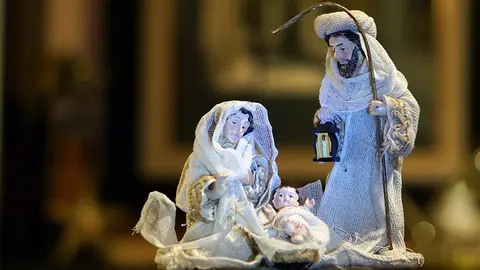 Un Belén representado con las figuras del niño, la Virgen y San José.