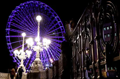 GRAF458. SAN SEBASTI&Aacute;N, 20/12/2018.- Vista de la noria instalada junto a la playa de La Concha de San Sebasti&aacute;n con motivo de las fiestas navide&ntilde;as. EFE/Javier Etxezarreta.