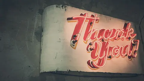 Un cartel con la palabra gracias.