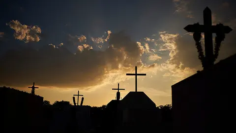 Atardecer en el cementerio cristiano de Anatapur. PABLO LASALSA 