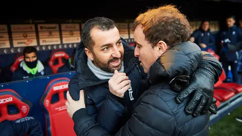 Diego Martínez, entrenador del Granada y Jagoba Arrasate, entrenador de Osasuna, se saludan momentos previos al comienzo del partido. MIGUEL OSÉS