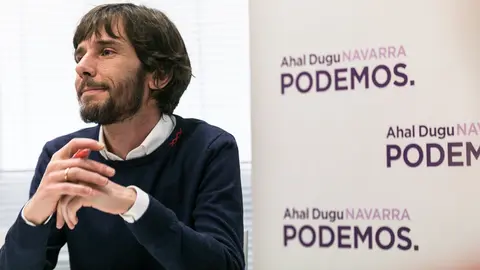 El candidato a la Presidencia de Navarra, Mikel Buil, la diputada Ione Belarra y la senadora Idoia Villanueva, comentan las enmiendas de Podemos a los Presupuestos Generales del Estado. IÑIGO ALZ (22)