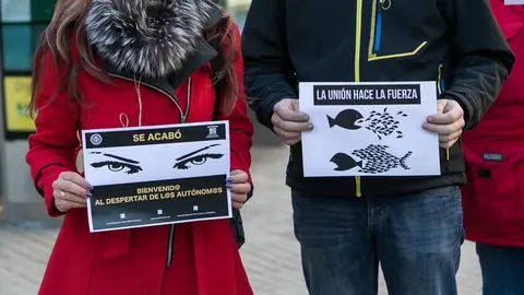 La asociación AUPA de autónomos se concentra a las puertas del Parlamento de Navarra (04). IÑIGO ALZUGARAY