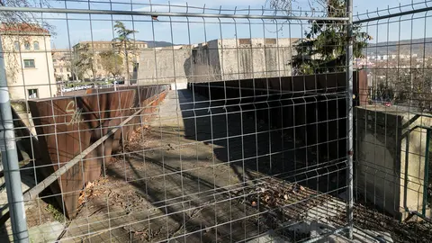 Pasarela peatonal sobre la Cuesta del Labrit de Pamplona, cerrada debido a sus problemas de construcción y seguridad (07). IÑIGO ALZUGARAY