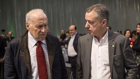 El expresidente del PNV Xabier Arzallus (i) y el lehendakari Iñigo Urkullu (d) Miguel Toña EFE