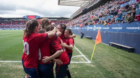 El equipo femenino de Osasuna celebra uno de los goles marcados en la victoria contra el Eibar este fin de semana en el partido disputado en El Sadar con más de 10000 espectadores en laa gradas, un hito del deporte femenino en Navarra. Foto: CA OSASUNA