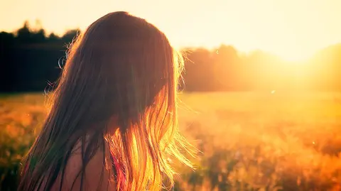 Las órdenes reflexiona contra los roles habitualmente impuestos a la mujer.