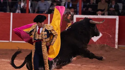 Pérez Langa, El Cid y el navarro Javier Marín durante la corrida de toros en las fiestas de San Raimundo de Fitero. PABLO LASAOSA 53
