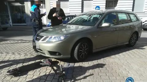 Un accidente entre un coche y un patinete en Pamplona POLICÍA MUNICIPAL DE PAMPLONA
