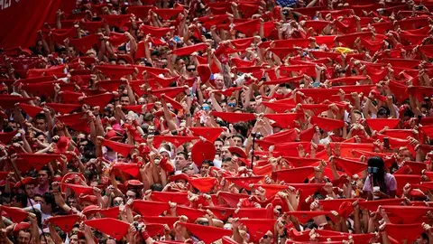 Ambiente previo al Chupinazo en la Plaza del Ayuntamiento durante el inicio de los Sanfermines de 2018. DANIEL FERN&Aacute;NDEZ