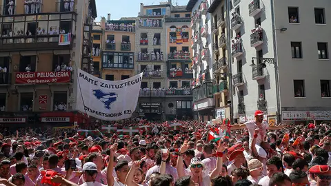 Varias personas viven los primeros momentos de San Ferm&iacute;n tras el Chupinazo. REUTERS
