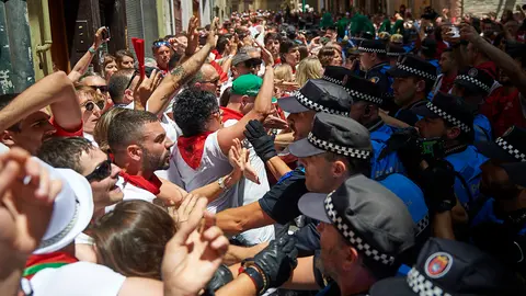 Crispaci&oacute;pn en la calle Curia con insultos y pitada contra los concejales de UPN. MIGUEL OS&Eacute;S