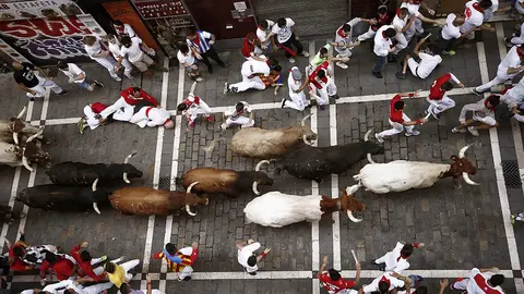 Los toros de la ganadería de Núñez del Cuvillo, de Vejer de la Frontera (Cádiz), a su paso por el tramo de la Estafeta, durante el sexto encierro de los Sanfermines 2019.- EFE/Jesús Diges