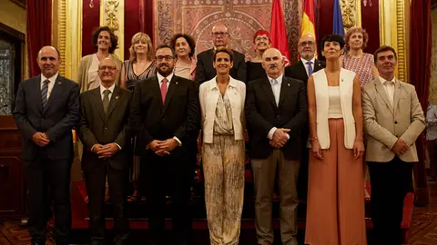 Toma de posesión de los nuevos consejeros del Gobierno foral en el Salón del Trono del Palacio de Navarra. IÑIGO ALZUGARAY