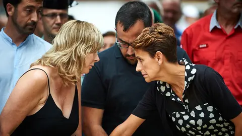 Ofrenda floral ante el monolito "Puerta de la libertad" en recuerdo al subteniente del Ejército Francisco Casanova, asesinado por ETA en el año 2000, acto organizado por "Vecinos de paz". MIGUEL OSÉS