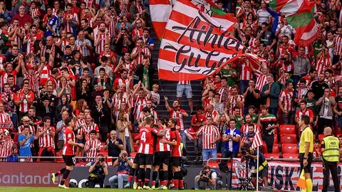 GRAF6992. BILBAO, 22/09/2019.- Los jugadores del Athletic Club de Bilbao celebran su primer gol ante el Deportivo Alavés, en el partido correspondiente a la quinta jornada de LaLiga Santander que se disputa hoy domingo en el Estadio de San Mamés. EFE/Javier Zorrilla