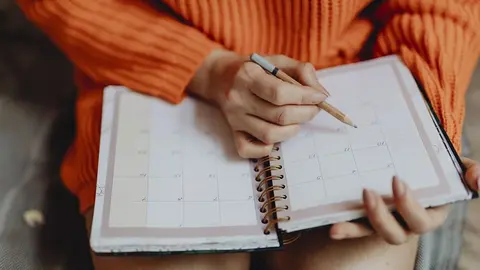 Una mujer con un calendario ARCHIVO