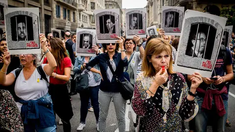 Spain sentences Catalonian separatist leaders over secession
14 October 2019, Spain, Barcelona: People hold banners with the faces of the imprisoned political leaders after the sentence of the Spanish supreme court has been made public. Spain's supreme court sentenced nine of 12 accused Catalonian separatist leaders on Monday to between nine and 13 years in prison over their roles in an attempt to secede from the country. Photo: Jordi Boixareu/ZUMA Wire/dpa
10/14/2019 ONLY FOR USE IN SPAIN