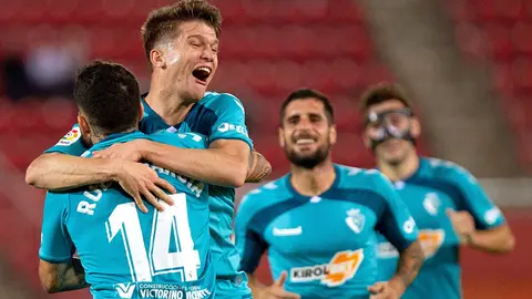 El delantero del Club Atl&eacute;tico Osasuna Rub&eacute;n Garc&iacute;a (i) recibe la felicitaci&oacute;n de sus compa&ntilde;eros tras marcar el segundo gol de su equippo durante el partido de la und&eacute;cima jornada de LaLiga que enfrenta al Mallorca y al Osasuna en el estadio Son Moix de Palma. EFE/Cati Cladera