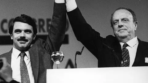 José María Aznar y Manuel Fraga saludan a los asistentes al congreso. FOTO ABC
