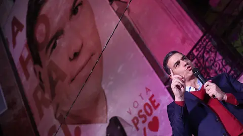 El Secretario general del PSOE y candidato a la presidencia del Gobierno, Pedro Sánchez durante su intervención, celebra los resultados del partido durante la noche electoral del 10N en la sede del mismo en Madrid (España), donde el Partido Socialista ha seguido los resultados del escrutinio, a 10 de noviembre de 2019

11 noviembre 2019

11/10/2019