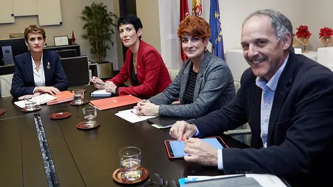Los representantes de EH Bildu, Adolfo Araiz y Barkartxo Rui,&nbsp; se re&uacute;nen con Mar&iacute;a Chivite y Elma Saiz&nbsp;para hablar sobre los Presupuestos de Navarra de 2020. I&Ntilde;IGO ALZUGARAY