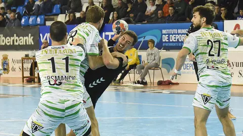 Partido de la liga Asobal entre el BM Sinfin y el Anaitasuna en Santander. @bmSinfin.