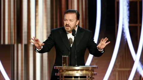 El c&oacute;mico Ricky Gervais, en la gala de los Globos de Oro EFE