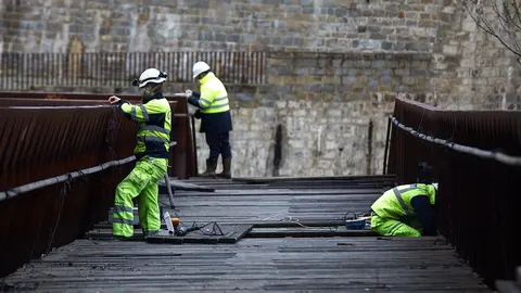 Tareas para la prueba de carga de la pasarela del Labrit de Pamplona. IÑIGO ALZUGARAY