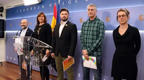 Mireia Veh&iacute; (CUP), Oskar Matute (EH Bildu), Gabriel Rufi&aacute;n (ERC), Laura Borr&agrave;s (JxCat) y Nestor Rego (BNG) en la comparecencia para negar la libertad y la democracia en el Congreso de los Diputados.