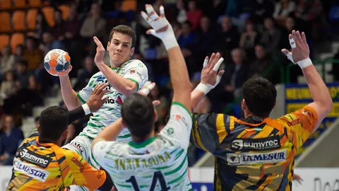 Partido entre el Balonmano Anaitasuna y Puente Genil celebrado en Pamplona. MIGUEL OSÉS