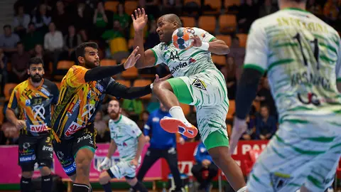 Partido entre el Balonmano Anaitasuna y Puente Genil celebrado en Pamplona. MIGUEL OSÉS