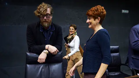 Mar&iacute;a Chivite (c) presidenta del Gobierno de Navarra, accede a su esca&ntilde;o junto a los parlamentarios de EH Bildu, Maiorga Ram&iacute;rez y Bakartxo Ru&iacute;z. PABLO LASAOSA