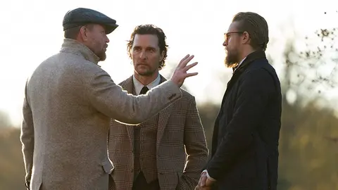 El director Guy Ritchie con Matthew McCounahey y Charlie Hunam