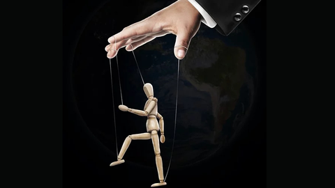 Ilustraci&oacute;n de una mano moviendo una marioneta. PIXABAY