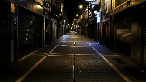 La calle San Nicol&aacute;s de Pamplona el s&aacute;bado noche tras decararse el Estado de Alerta por el coronavirus. PABLO LASAOSA