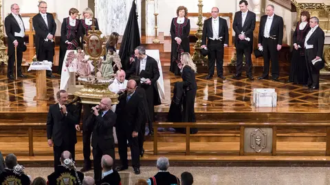 Desfile de la Corporación municipal para participar en la la Función de las Cinco Llagas que se celebra desde el siglo XVII (37). IÑIGO ALZUGARAY