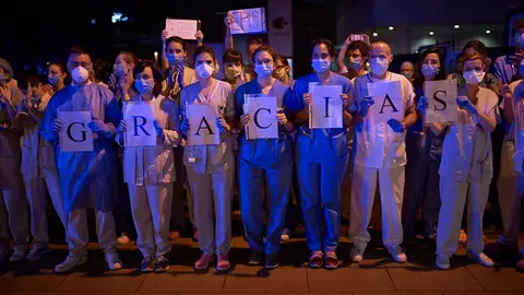 Patrullas de la Policia Nacional, Foral, Municipal y Guardia civil realizan un homenaje al personal sanitario en el Hospital como reconocimiento a la labor que est&aacute; realizando en la crisis del coronavirus. Miguel Os&eacute;s