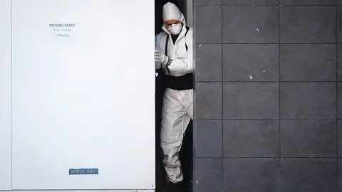 Los trabajos de mantenimiento y custodia de cad&aacute;veres de las v&iacute;ctimas de coronavirus en el Palacio de Hielo contin&uacute;an sin descanso al t&eacute;rmino de la segunda semana de confinaci&oacute;n por el Estado de Alarma decretado por el Gobierno con motivo del COVID-19, coronavirus. EUROPA PRESS