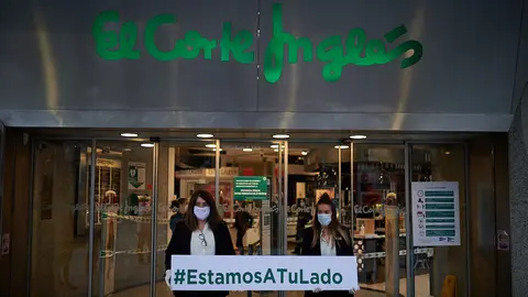 Trabajadores del Corte Ingles se suman a las diferentes fuerzas de seguridad del estado para el homenaje diario a los sanitarios. MIGUEL OSÉS