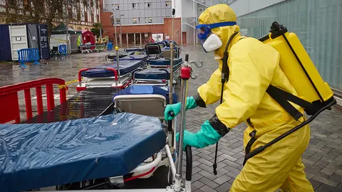 Voluntarios de la asociación sin ánimo de lucro DYA desinfectan bajo la lluvia camillas en las inmediaciones del Complejo Hospitalario de Navarra prevenir la expansión del coronavirus. En Pamplona, (Navarra), a 21 de abril de 2020.
21 ABRIL 2020;NAVARRA;PAMPLONA;EPIDEMIA;CORONAVIRUS;COVID-19;DESINFECCION;COMPLEJO HOSPITALARIO DE NAVARRA
21/4/2020